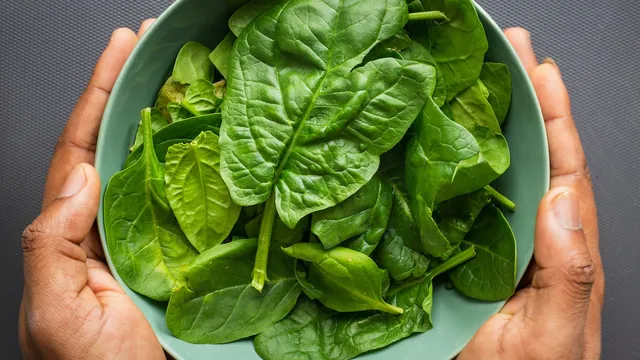 fresh-spinach-in-bowl