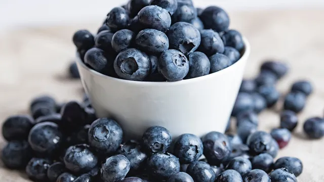 Fresh blueberries in bowl