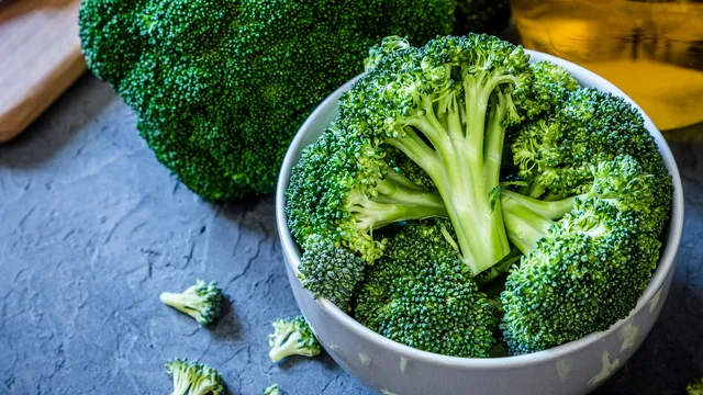 bowl-of-broccoli-on-table